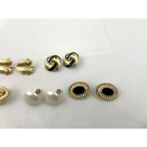 VTG Lot of 12 Assorted Gold Toned Clip-on Earrings Signed Trifari SaraCov Napier - Picture 8 of 16